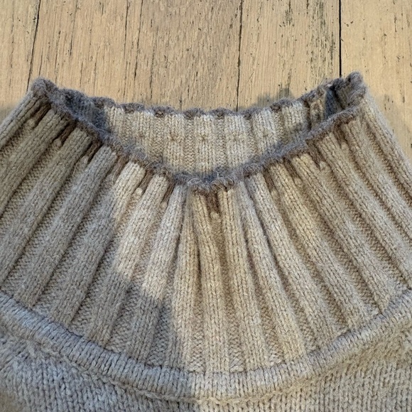 GAP Beige Ribbed Turtleneck Sweater - Picture 3 of 3